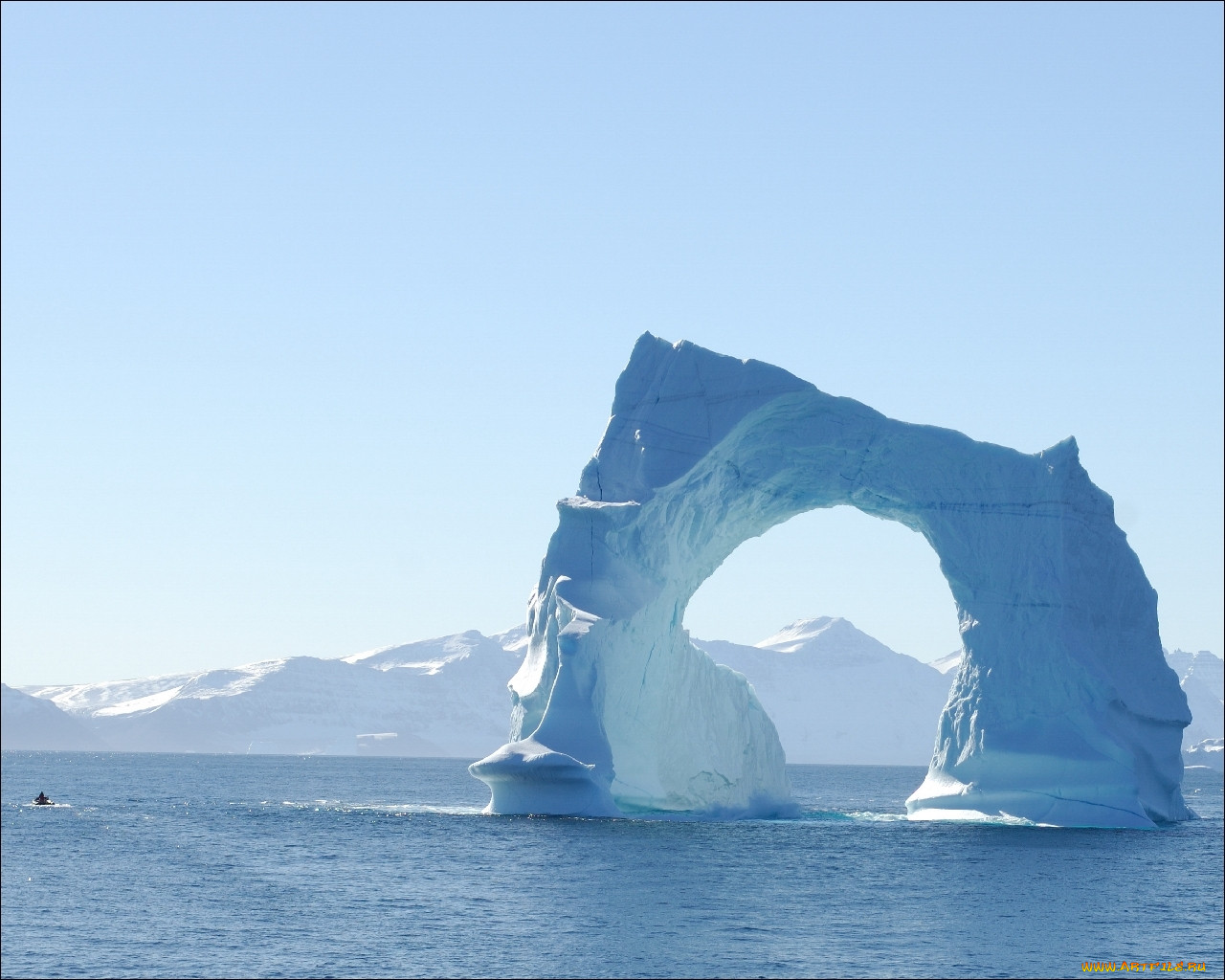 Почему айсберги не тонут физика. Айсберг с аркой. Ледяная арка. Ледник арка. Лед Айсберг арка.